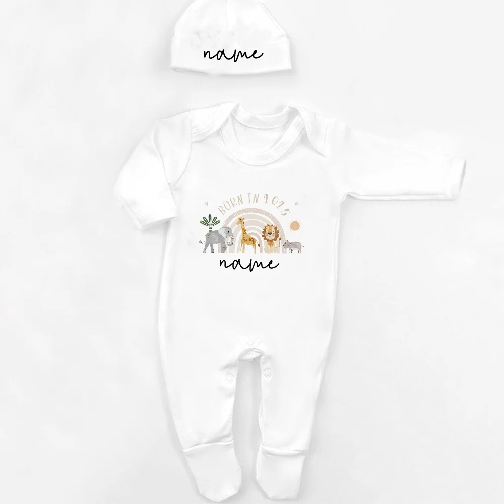 Personalisierter Schlafanzug, neues Baby-Geschenk, Safari-Babygrow, geboren im Jahr 2025, Geschenk zum Ausgehen, Outfit, individueller Baby-Strampler und Mütze.