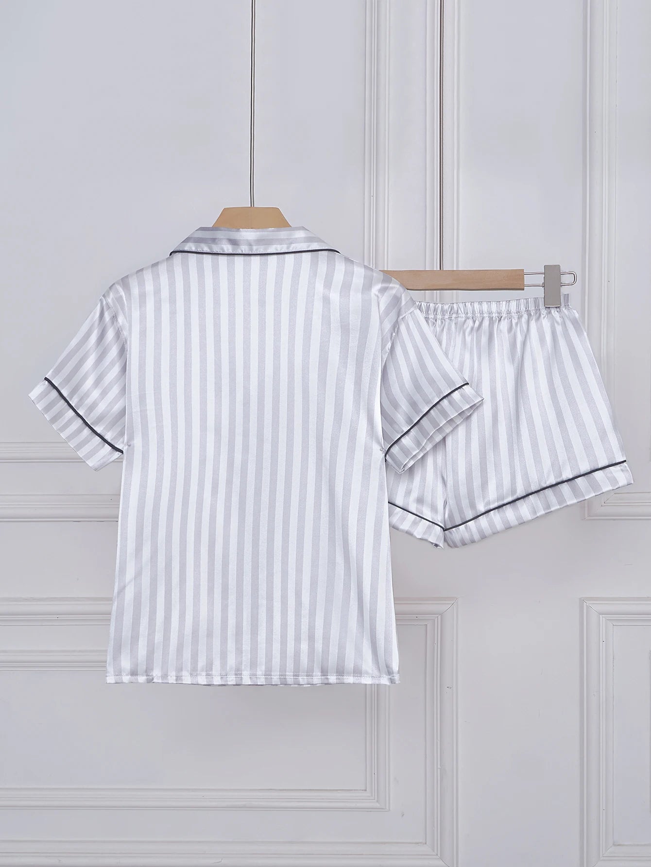 Gestreiftes, besticktes Pyjama-Set mit Buchstabentaschen, kurzen Ärmeln und Shorts, lässige Satin-Nachtwäsche mit Reverskragen und Knopfdetail.