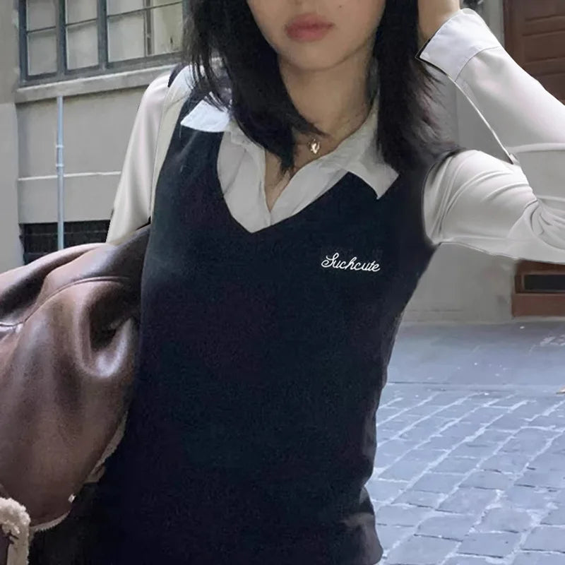 Fashionable and minimalist college style contrasting color lapel fake two piece T-shirt versatile short sleeved top.