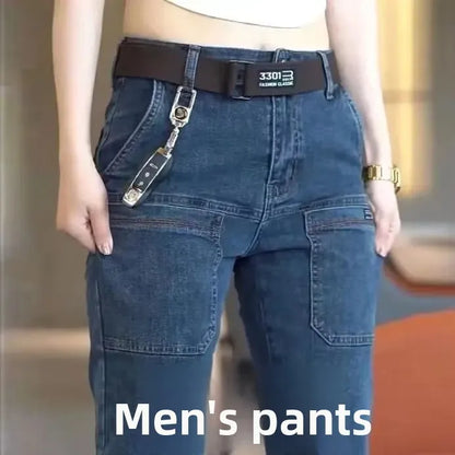 Elastische Herrenjeans, lässig, lockere Passform, mehrere Taschen, sechs Taschen, vielseitig, stilvoll, trendig, lockere Hose, männliches Modell.