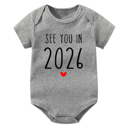 Wir sehen uns im Jahr 2026 Schwangerschaftsankündigung Baby Strampler Baumwolle Kleinkind Overall Sommer Kurzarm Neugeborene Jungen Mädchen Body.