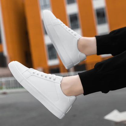 White Black Men Shoes Comfortable Casual Skateboard Shoes Men Solid Leisure Sneakers Lightweight Walking Shoes.