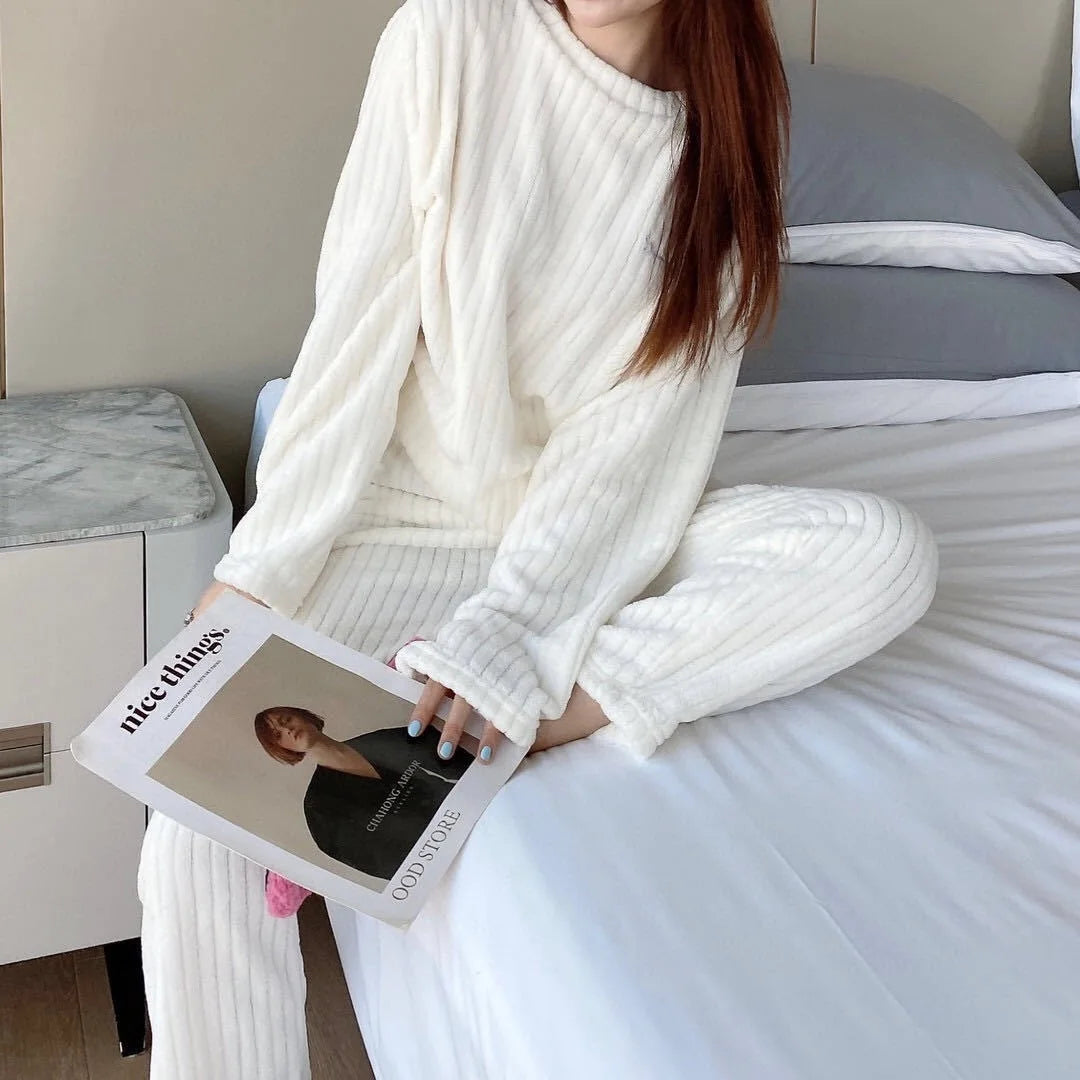 Verdickte warme Nachtwäsche für den Winter, Korallensamt, lockerer Loungewear-Pyjama mit weitem Bein, 2-teiliges Set, gestreifte Damen-Nachtwäsche.