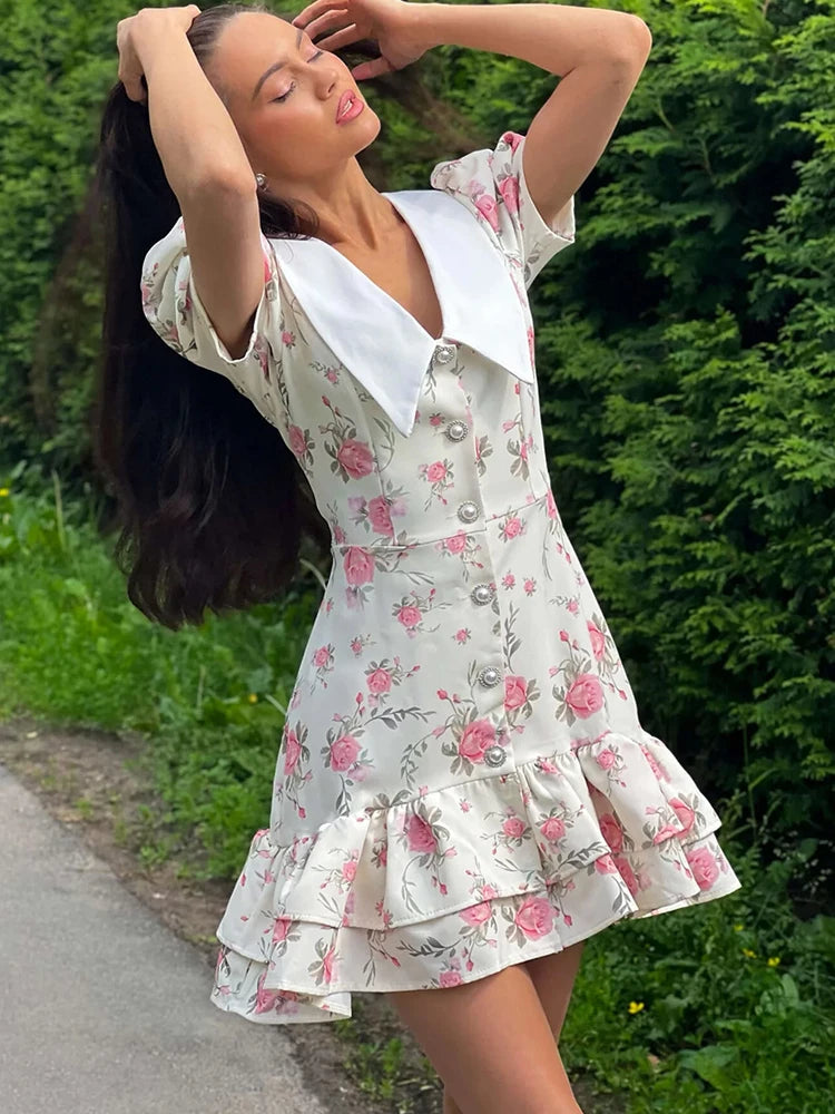 Bonnie Forest Elegantes, kurzes Puffärmel-Minikleid mit weißen Blumenrüschen für Damen, Partykleider mit Knopfdetail und Spitze am Rücken, Clubwear.