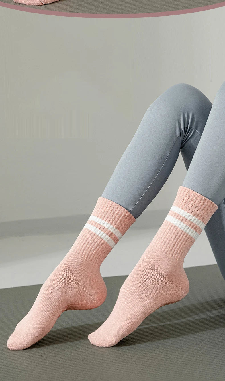 4 Pairs Yoga Socks for Women Professional Non-slip Silicone Mid-tube Pilates Socks Indoor Fitness Gym Dance Sports Floor Socks.