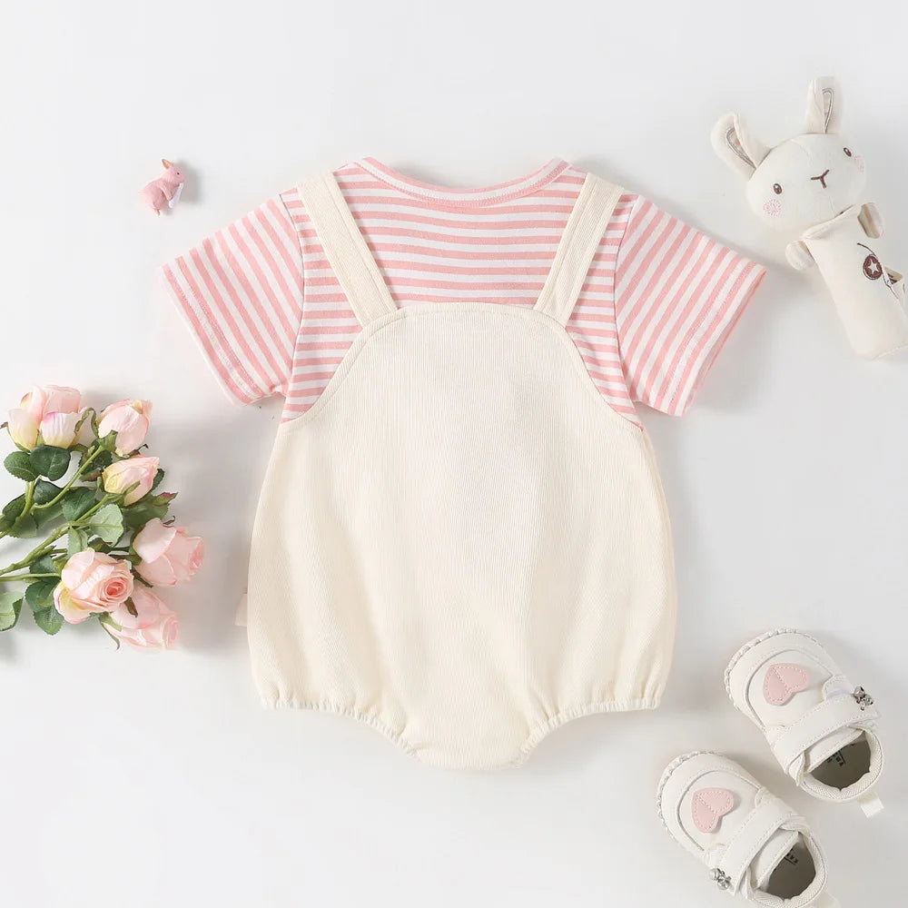 2024 Sommer Baby Mädchen Kleidung niedlichen Hasen falsch zweiteiligen Bodysuit Kleinkind Streifen Patchwork einteilige Kleidung.