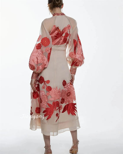 Maßgeschneiderte Jiayigong-Abschlussball-Kleider mit exquisitem Stehkragen, A-Linie, Blumen und Knöpfen aus Organza, maßgeschneiderte Anlasskleider.