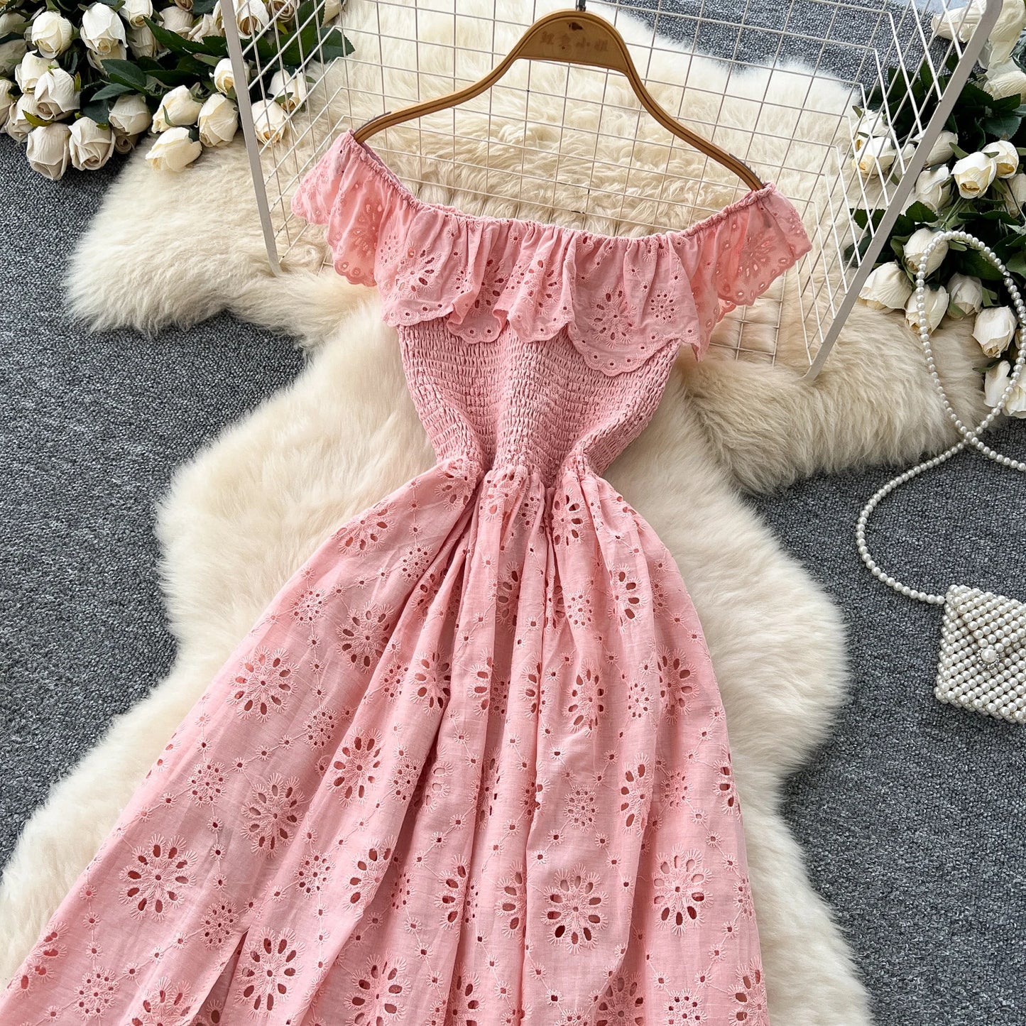 SINGREINY Schickes, ausgehöhltes Kleid mit Stickerei, Rüschen, Spleiß, schulterfrei, elastisch, gerüscht, schlank, 2025, solides, sanftes, langes Urlaubskleid