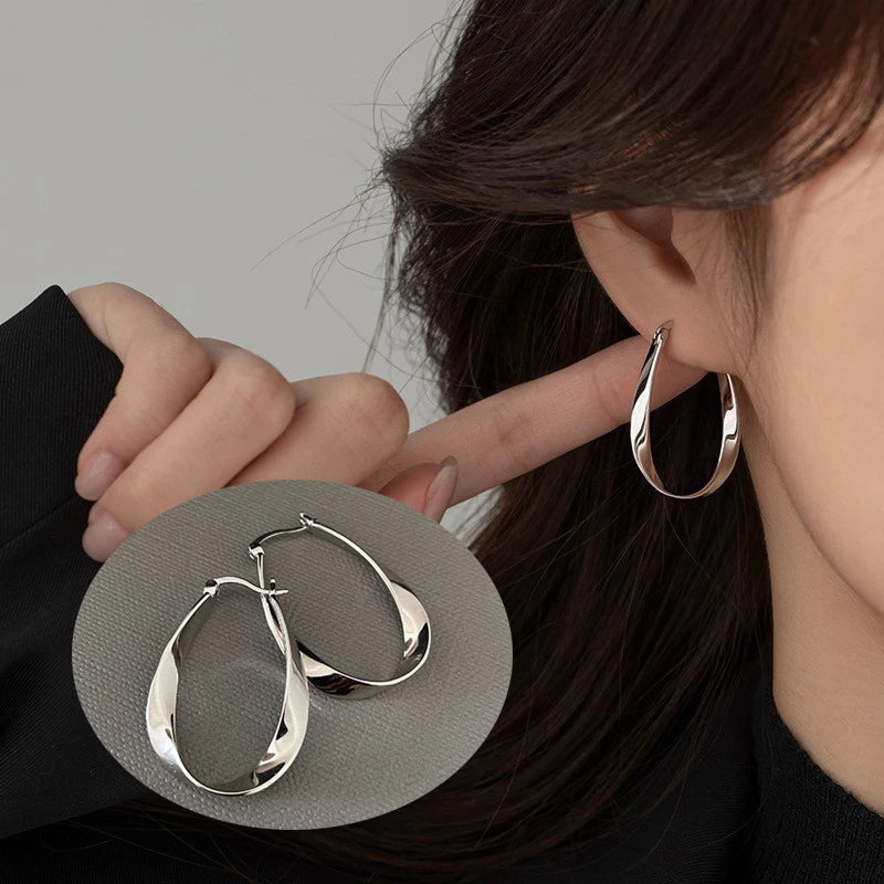 Silver Color Geometric Twisted Hoop Earrings for Women Mobius Strip Compact Earring Femininity Ear Euckle Jewelry Accessorie.