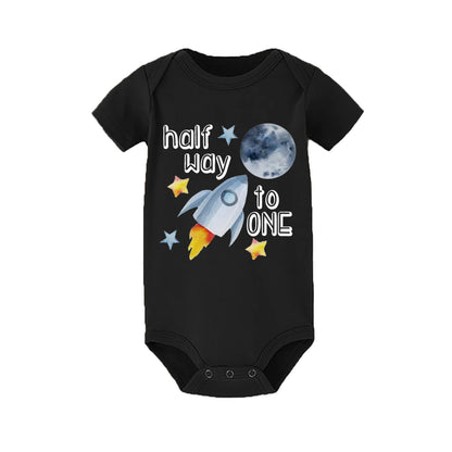 Halber Geburtstag Junge Raum Stram pler auf halbem Weg zu einem halben Body Baby 6 Monate altes Outfit 6 Monate Fotoshooting Raum 1/2 Geburtstag Shirt.
