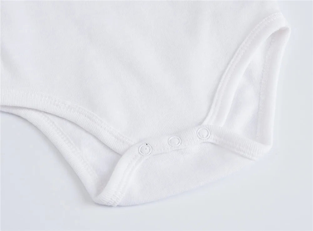 2025 Sommer Unisex Baby Body 0-24 Monate Kurzarm 100 % Baumwolle Weiß Schwarz Grau Design Säuglingskleidung.