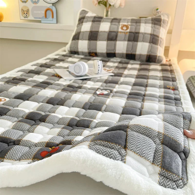 Winter Soft Thick Flannel Mattress Toppers Dormitory Single Double Bedspread Warm Bed Sheets Mattress Cover Fold Tatami Thin Mat