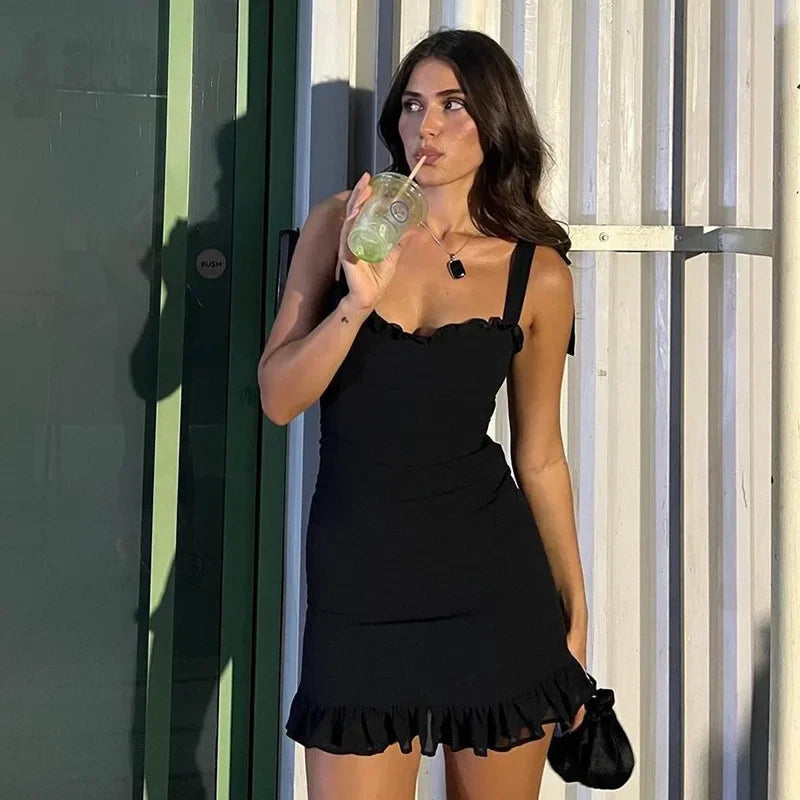 Sommer 2025, modisches reines Farbdesign, sexy Slim-Fit, Empire-Taillengurt-Kleid, Minirock, ein Schulterkleid für Frauen.