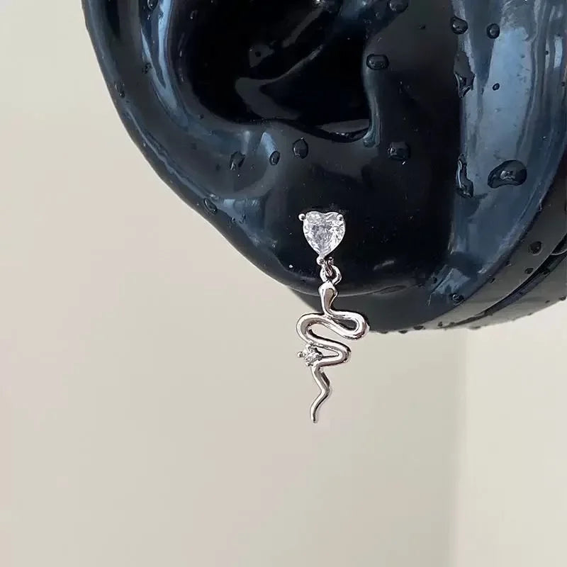 1 Pcs Sliver Dog Bone Claw 316L Stainless Steel Ear Bone Nail Korean Style Fashion Cartilage Earrings For Women Jewelry.