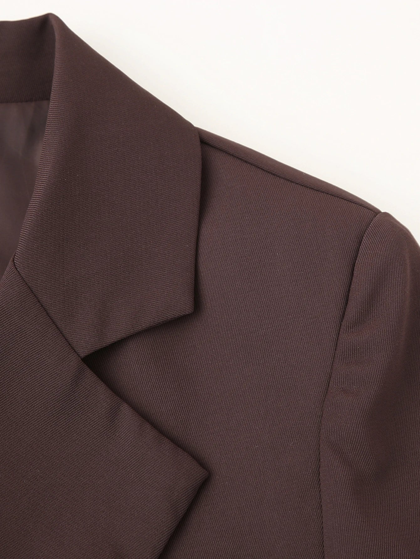 TRAFZA Frauen Elegante Feste Revers Zwei Tasten Anzug Jacke Mode Lange Hülse Dünne Kurze Mäntel 2024 Neue Casual Büro Dame Blazer.