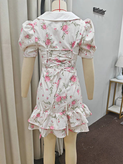 Bonnie Forest Elegantes, kurzes Puffärmel-Minikleid mit weißen Blumenrüschen für Damen, Partykleider mit Knopfdetail und Spitze am Rücken, Clubwear.