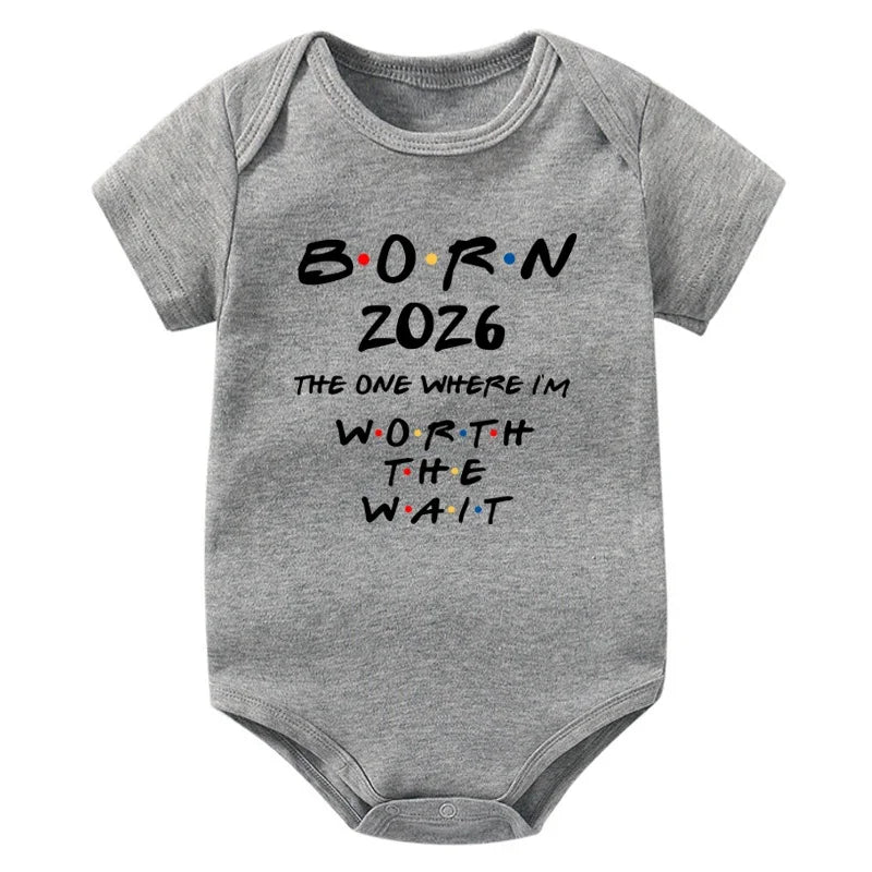 Geboren 2026: Derjenige, wo ich das Warten wert habe. Baby-Strampler, kurzärmeliger Baby-Body, Schwangerschaftsankündigung, Bitrh-Geschenk.