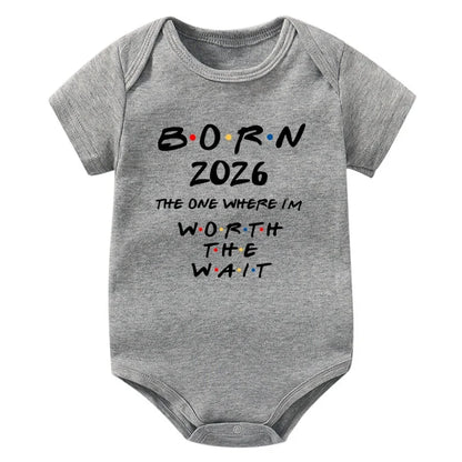 Geboren 2026: Derjenige, wo ich das Warten wert habe. Baby-Strampler, kurzärmeliger Baby-Body, Schwangerschaftsankündigung, Bitrh-Geschenk.
