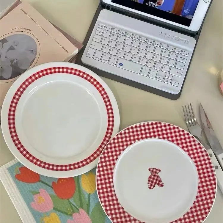 INS High Beauty Plate Vintage French Red Checkered Bear Plate Cute Ceramic Round Plate Dessert Breakfast Creative Dish Circular.