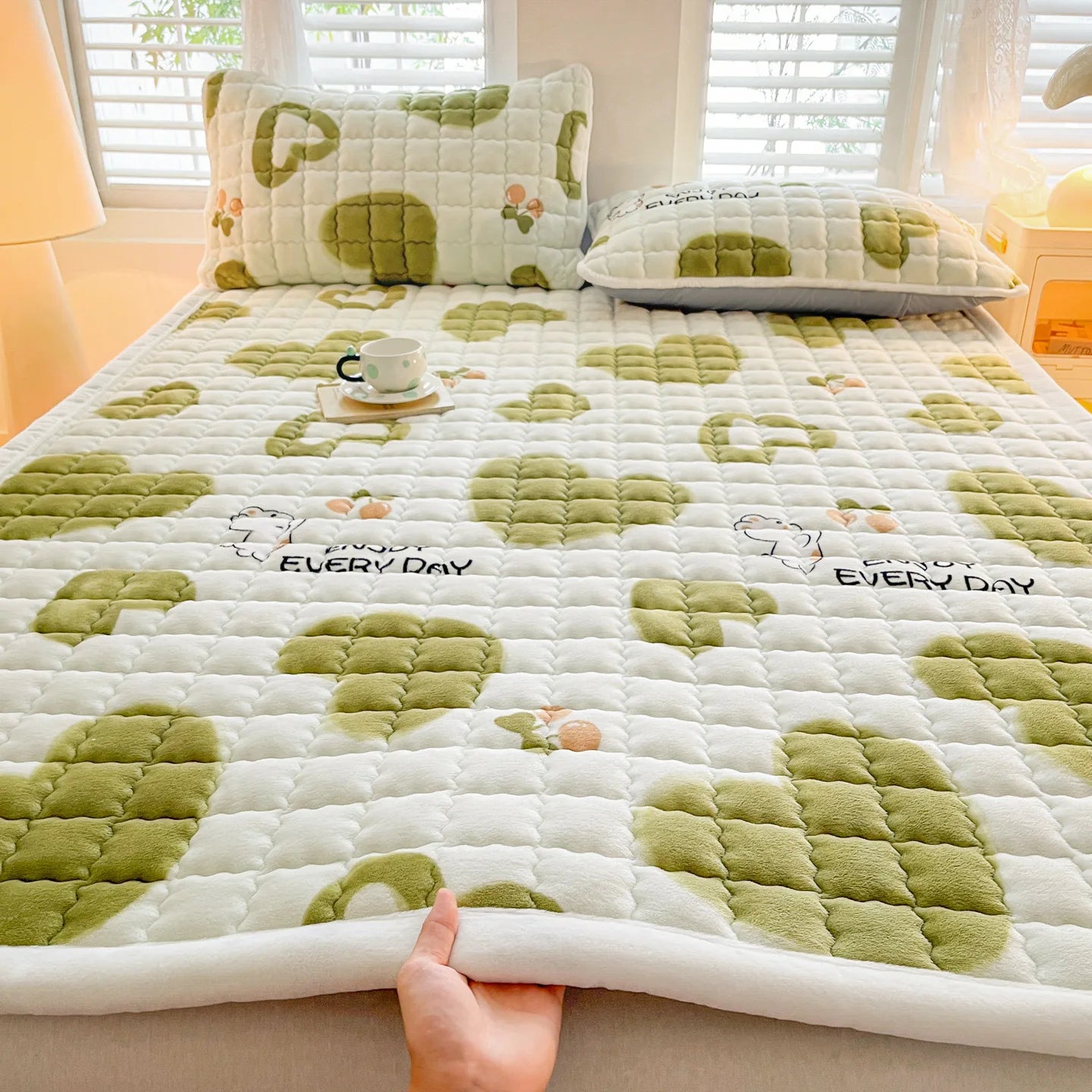 Winter Milk Velvet Mattress Toppers Thicken Quilted Bedsheet Student Bedspreads Washable Mattress Cover Queen Bedding Coverlets.