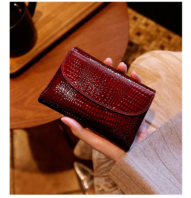 Magnetic Clasp Short Ladies Genuine Leather Wallet 2025 New Alligator Cow Leather Purse Woman RFID Card Holder Mini Clutch.