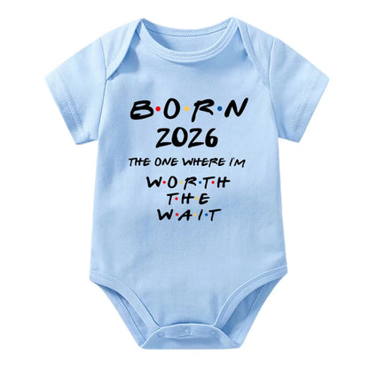 Geboren 2026: Derjenige, wo ich das Warten wert habe. Baby-Strampler, kurzärmeliger Baby-Body, Schwangerschaftsankündigung, Bitrh-Geschenk.