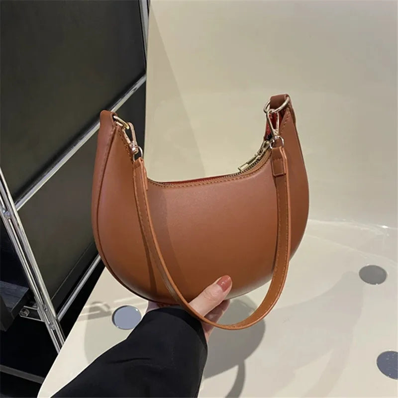 New Fashionable High-end Moon-shaped Baseball Bag, Showing Luxury, Women's Single Shoulder Bag.