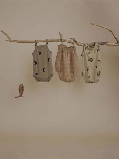 Babyanzug 2025, neuer süßer Baby-Kurzarm-Dreieckstaschen-Furz-Overall im Instagram-Stil für drinnen und draußen.