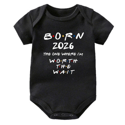 Geboren 2026: Derjenige, wo ich das Warten wert habe. Baby-Strampler, kurzärmeliger Baby-Body, Schwangerschaftsankündigung, Bitrh-Geschenk.