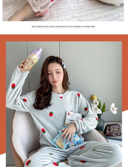 Warme Damen-Nachtwäsche für den Winter, bedruckt, Erdbeere, O-Ausschnitt, Korallensamt-Pyjama, Loungewear, zweiteiliges Set, süße Damen-Pyjamas