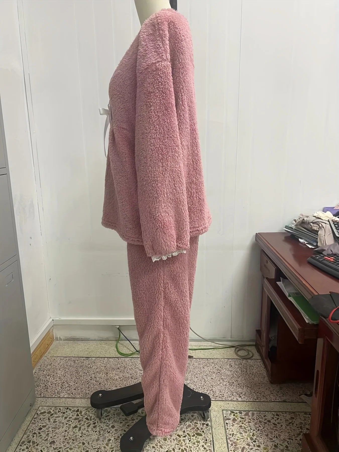 Herbst und Winter Damen neuen Stil Spitze Spleißen V-Ausschnitt Pyjama Set Flanell Schleife Langarm Top und Hose zweiteiliges Set von l.