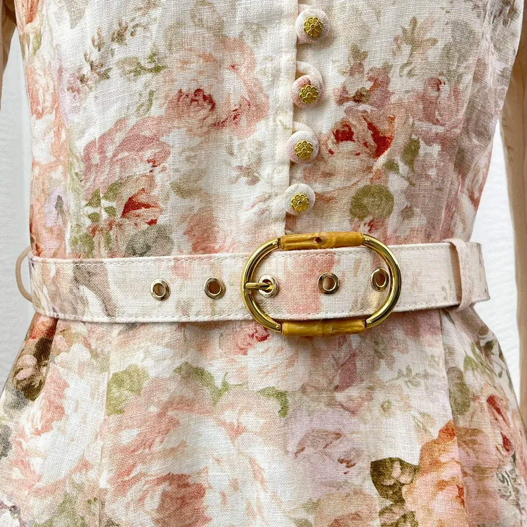 Schwarzes Leinen-Midikleid mit Rokoko-Blumendruck, langen Ärmeln und hoher Taille.