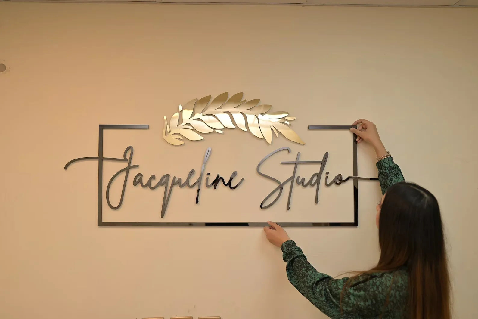 Personalized Large Business Sign Wall Mounted Acrylic 3D Logo Sign Custom Wall Art Beauty Salon Shop Bar Decor Home Decorations.