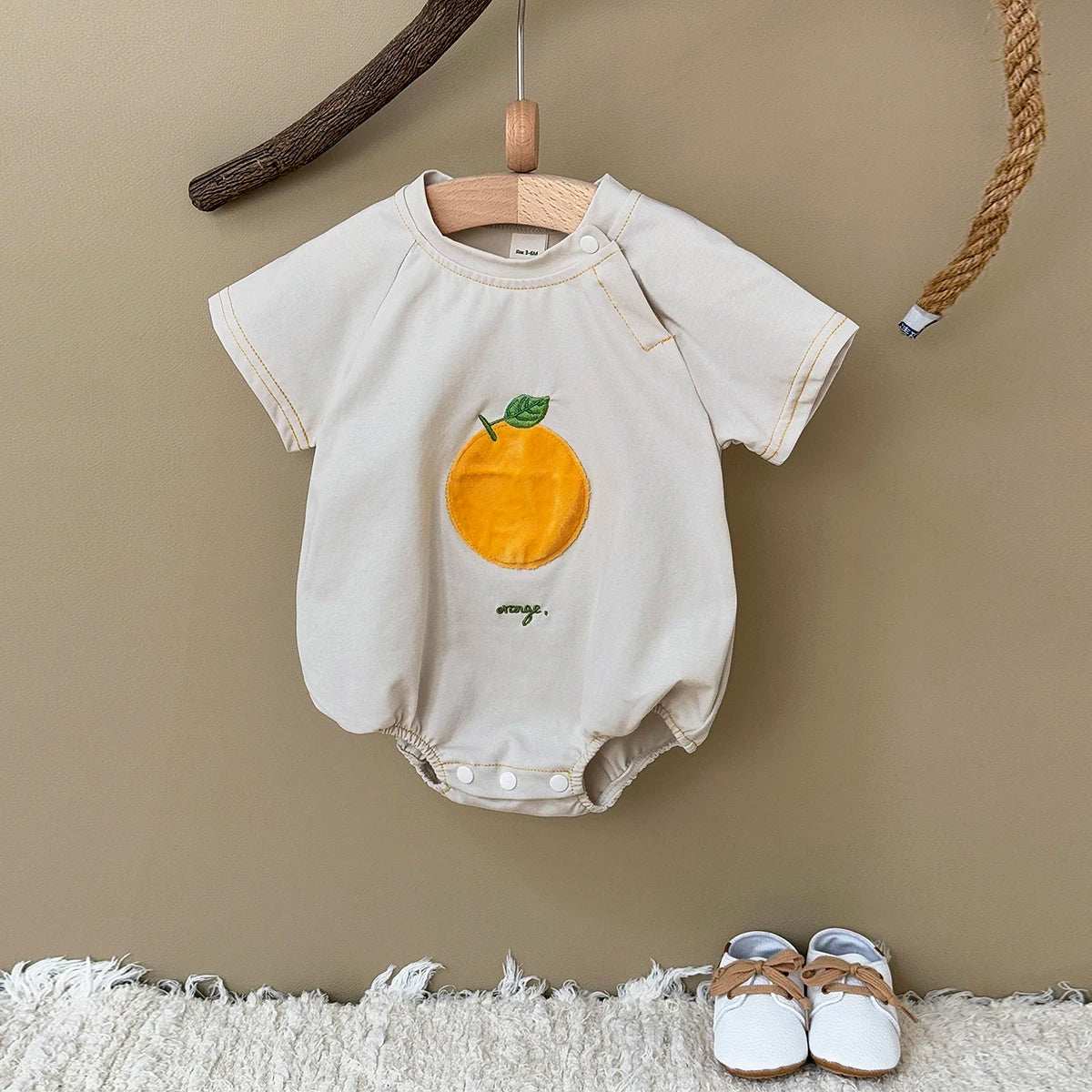 INS Sommer Neue Baby Body Neugeborenen Kleidung Jungen Mädchen Baumwolle Dreieck Strampler Plüsch brief Kurzarm Infant 0-18M.