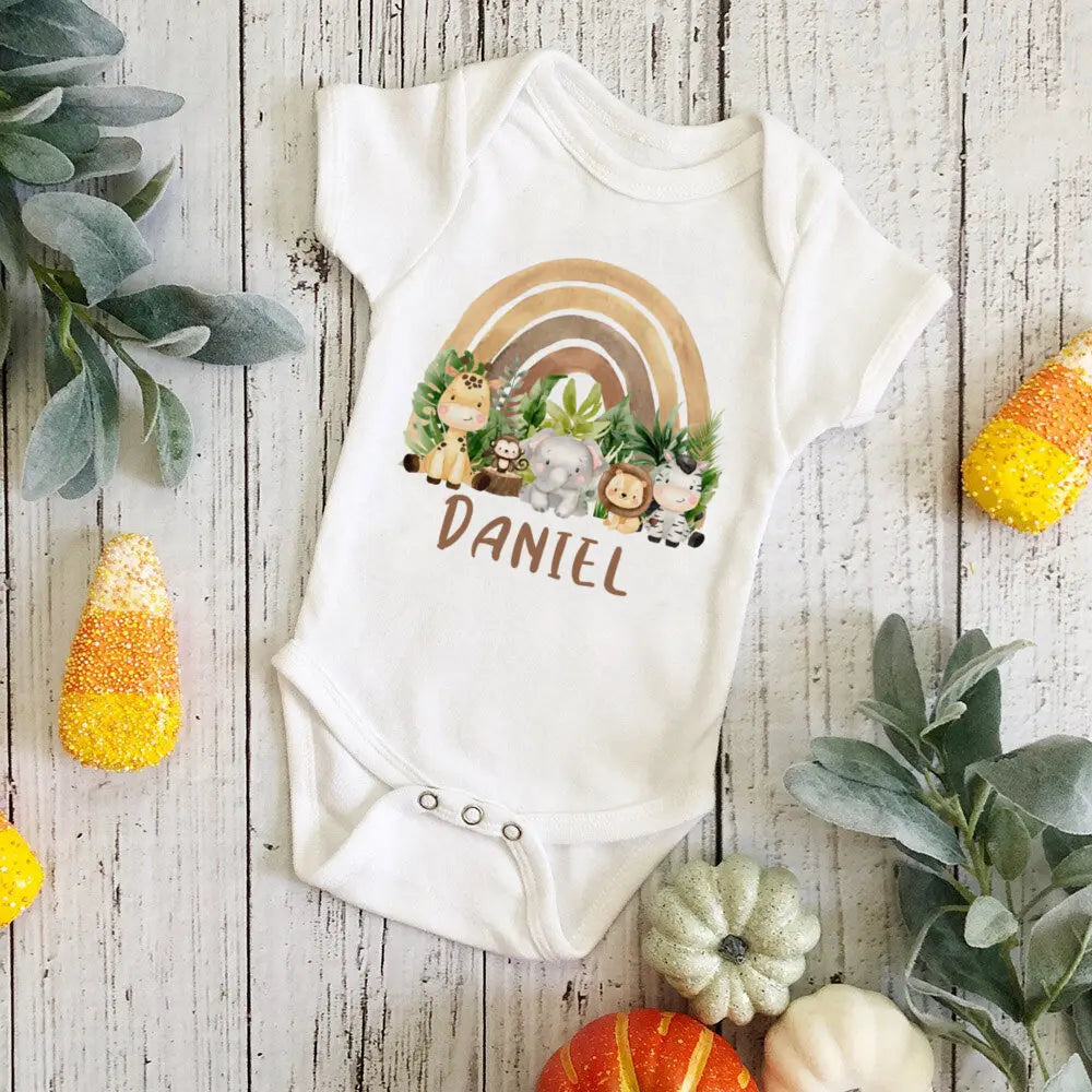 Personal isierte Baby Bodysuit Regenbogen Tier mit Namen Säugling Overalls Neugeborenen Wild One Outfits Stram pler Baby Geburtstag Dusche Geschenke