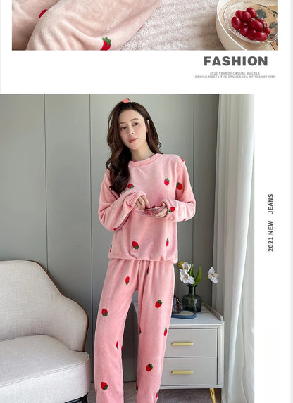 Warme Damen-Nachtwäsche für den Winter, bedruckt, Erdbeere, O-Ausschnitt, Korallensamt-Pyjama, Loungewear, zweiteiliges Set, süße Damen-Pyjamas