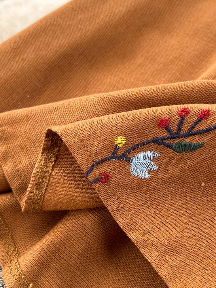 Frauen Frühling Herbst Kleid Vintage Ethnischen Stil Laterne Langarm Bestickt Rundhals Schlank A-linie Baumwolle Leinen Kleid D4930.