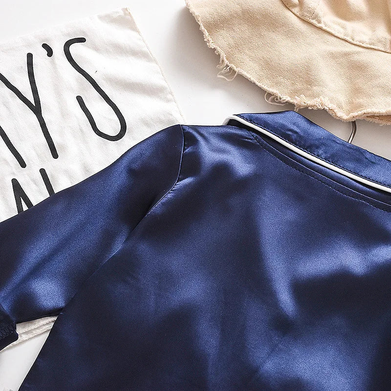 Koreanische Version des Kinder-Pyjama-Sets aus Seidensatin mit langen Ärmeln und Hose, zweiteiliges einfarbiges Cartoon-Set für männliche Babys.