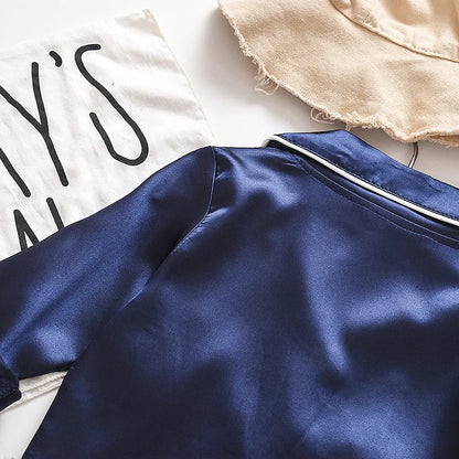 Koreanische Version des Kinder-Pyjama-Sets aus Seidensatin mit langen Ärmeln und Hose, zweiteiliges einfarbiges Cartoon-Set für männliche Babys.