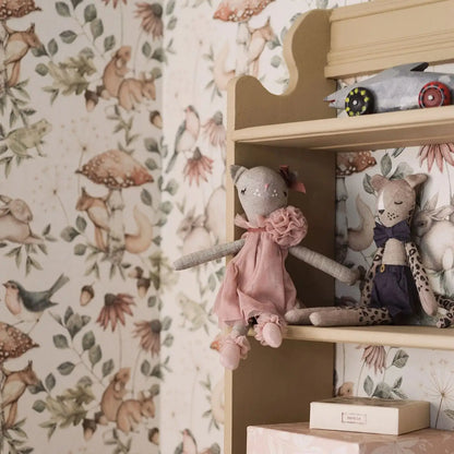 Magische märchenhafte Landschaftstapete für Kinder mit Eichhörnchen, Robinen, Hol Mäusen und Kaninchen, tierische normale Wanddekoration