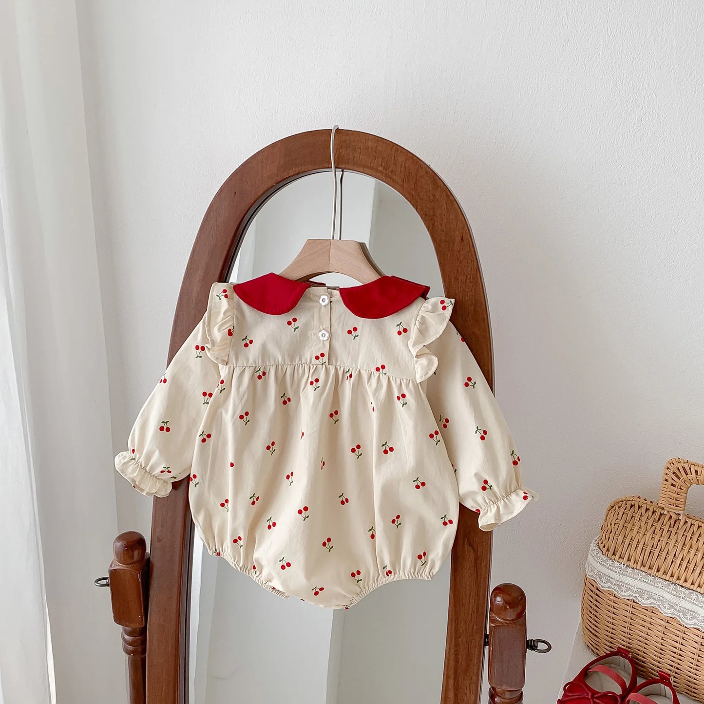 Neue 2025, Herbst Baby Kleidung Süße Kirsche Gedruckt Mädchen Body Neugeborenen Peter Pan Kragen Prinzessin Kleidung Kleinkind Ein Stück.