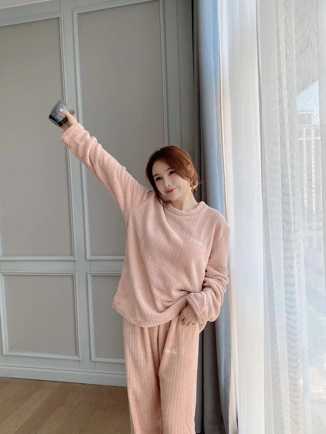 Verdickte warme Nachtwäsche für den Winter, Korallensamt, lockerer Loungewear-Pyjama mit weitem Bein, 2-teiliges Set, gestreifte Damen-Nachtwäsche.