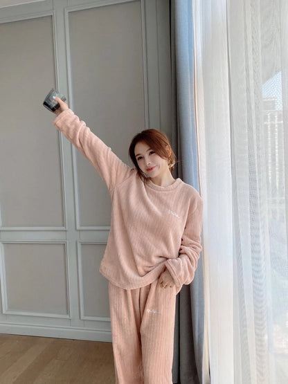 Verdickte warme Nachtwäsche für den Winter, Korallensamt, lockerer Loungewear-Pyjama mit weitem Bein, 2-teiliges Set, gestreifte Damen-Nachtwäsche.