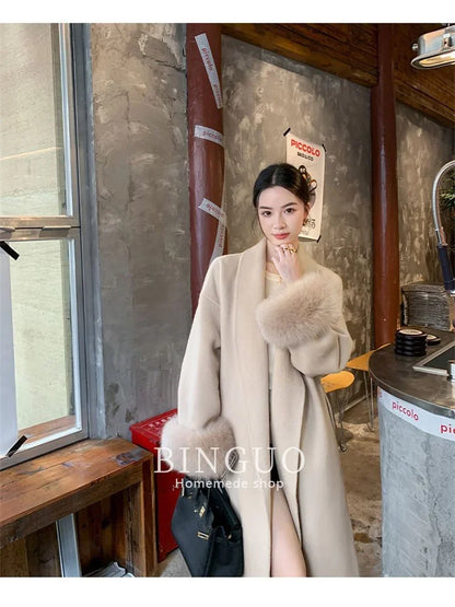 Grauer Wollmantel mit Krawatten-Taillenkollektion für Damen im Herbst und Winter 2024, neuer langärmeliger, lockerer High-End-Cape-Mantel, mittellanges Oberteil