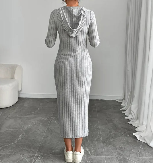 Lässiges, langärmliges, geripptes Strickkleid mit Kapuze für Damen – Slim-Fit- und figurschmeichelndes mittellanges, figurbetontes Herbstkleid 2025, Herbst.