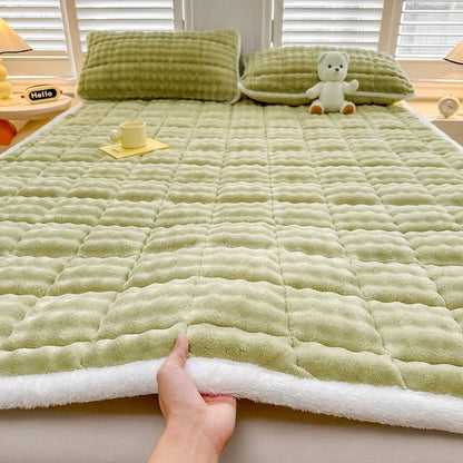 Warm Mattress Topper Quilted Bed Mat Cover Velvet Bed Linen Plush Mattress Protection Pad Матрасы Для Кровати (No Pillowcase).