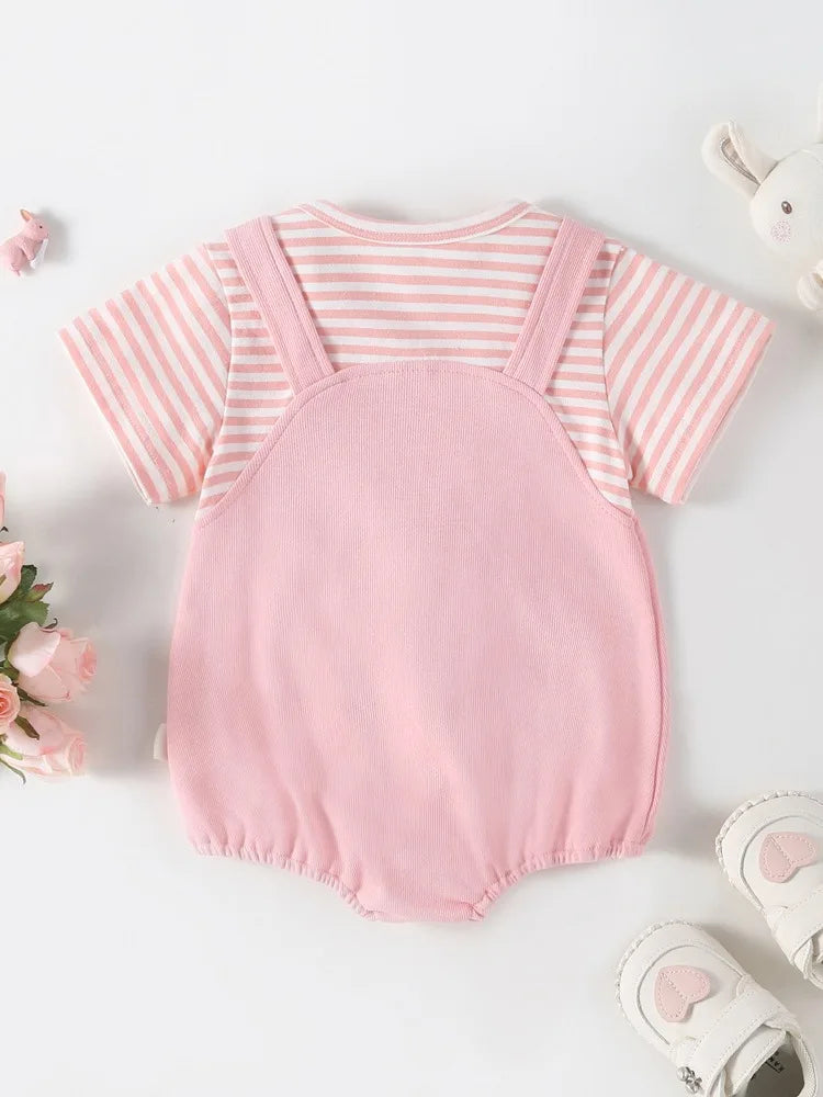 2024 Sommer Baby Mädchen Kleidung niedlichen Hasen falsch zweiteiligen Bodysuit Kleinkind Streifen Patchwork einteilige Kleidung.