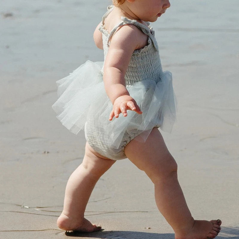 Blotona Kleinkind-Body für Babys, Mädchen, Blumenstickerei, zum Binden, Spaghettiträger, schulterfrei, Rocksaum, Strampler, Kleid und Stirnband.