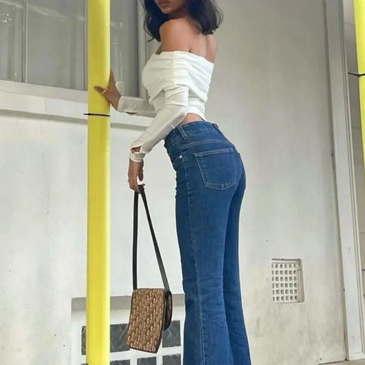 The new autumn women's fashion top is a sexy solid-color strapless one-shoulder pleated crop top T-shirt.