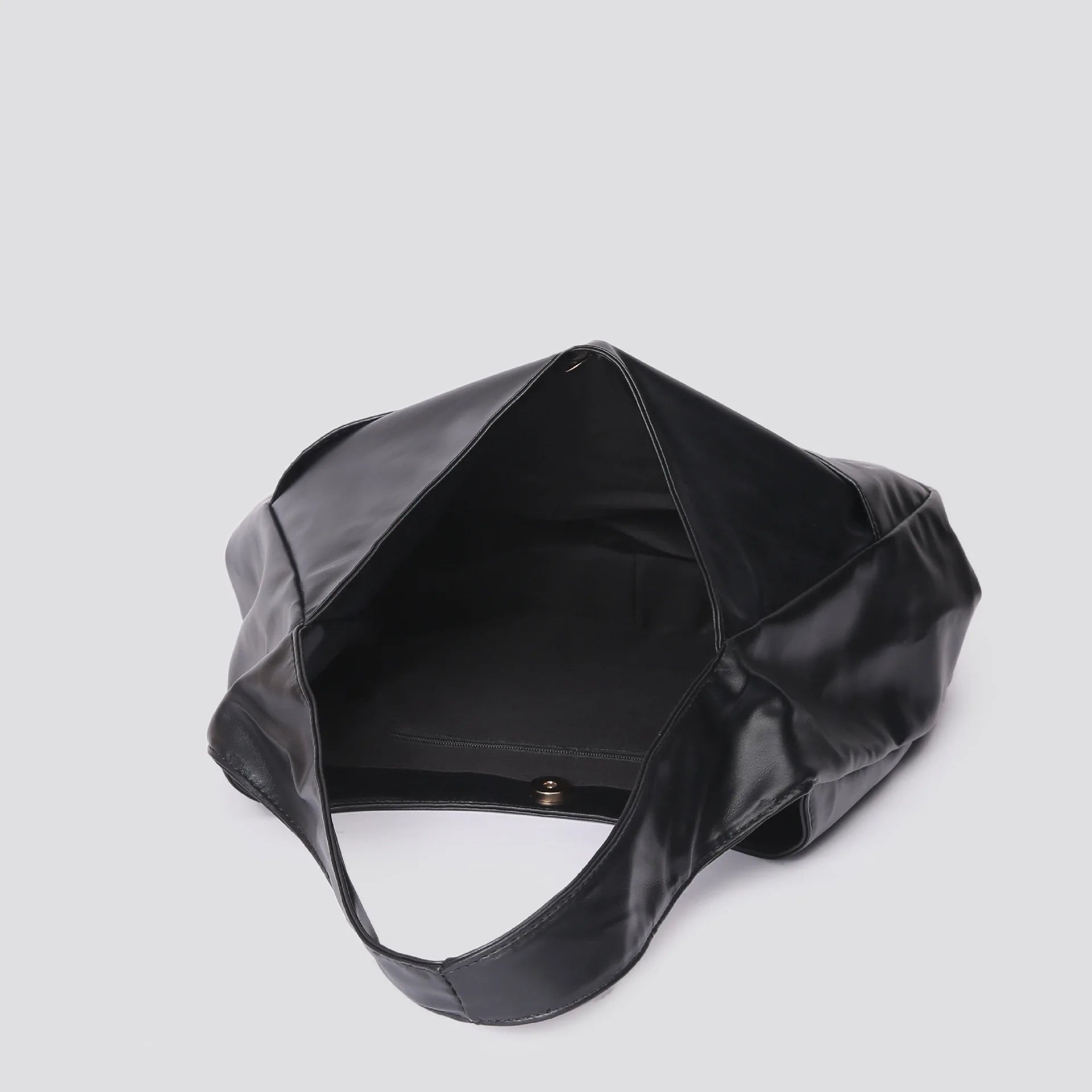 Large capacity tote bag, new black leather simple casual commuting women's bag, fashionable and versatile single shoulder bag.